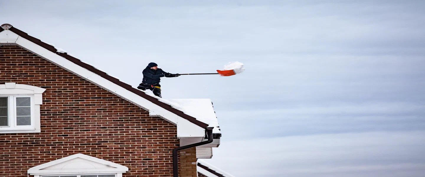 Déneigement de toiture au Québec