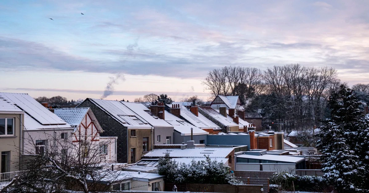 Rangée de maisons de banlieue aux toits couverts de neige